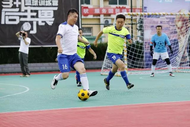 王哲林遭遇大腿拉伤 赛后被搀上救护车去医院